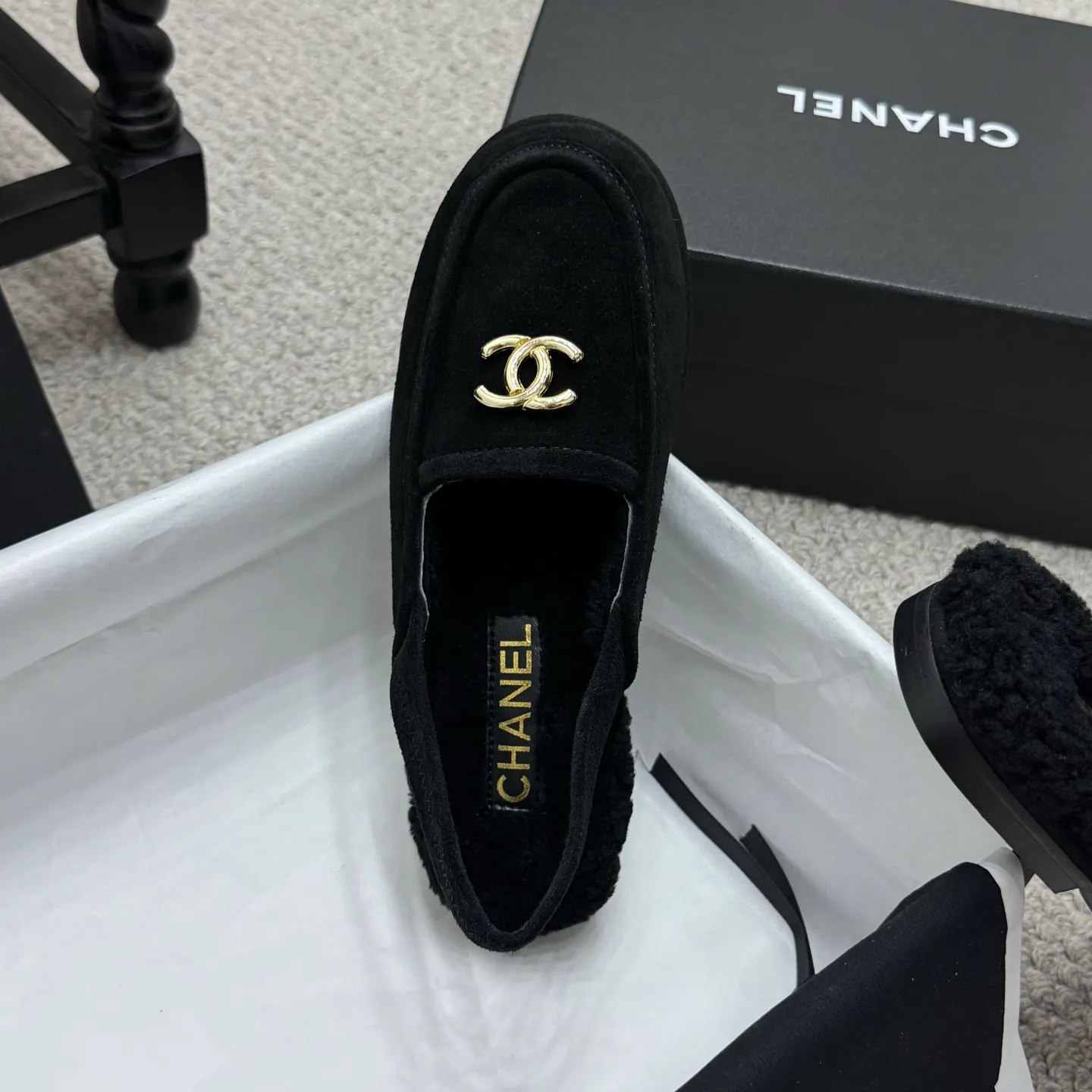 👟👟Ex-factory price 600👟👟 Classic model 🇨🇳ChaneL 25K Teddy fur loafers Simple and high-end design, super versatile! Double C logo embellishment! Imported suede has the texture of natural animal leather visible to the naked eye! The top version is stress-free when entering and exiting the cabinet. It has a bookish texture on the feet and feels great on the feet. Versatile item. ✅Upper: Customized imported suede. ✅Inner lining: imported lamb wool. ✅Outsole: imported genuine leather. ✅Size: 35-40. ✅Comes with a full set of packaging.